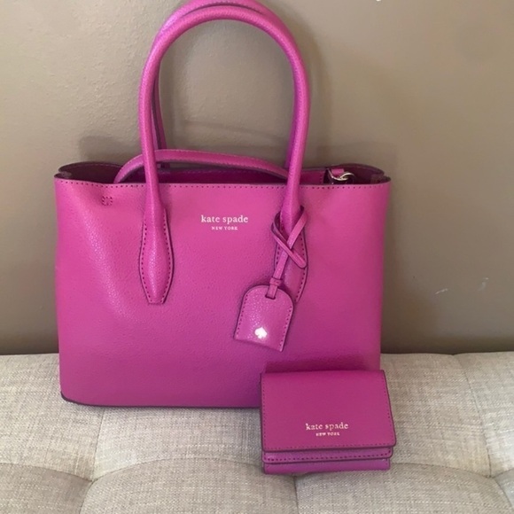 Kate Spade 2 piece Baja Rose Satchel/crossbody and wallet with silver chain - Picture 1 of 10
